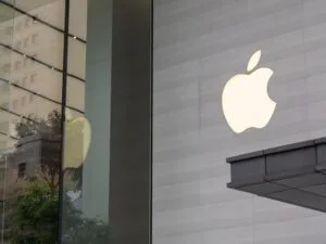 Apple updating ad, search features to separate OS from Google ,